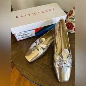 NWOT Katie Perry gold Evie Daisy Flat